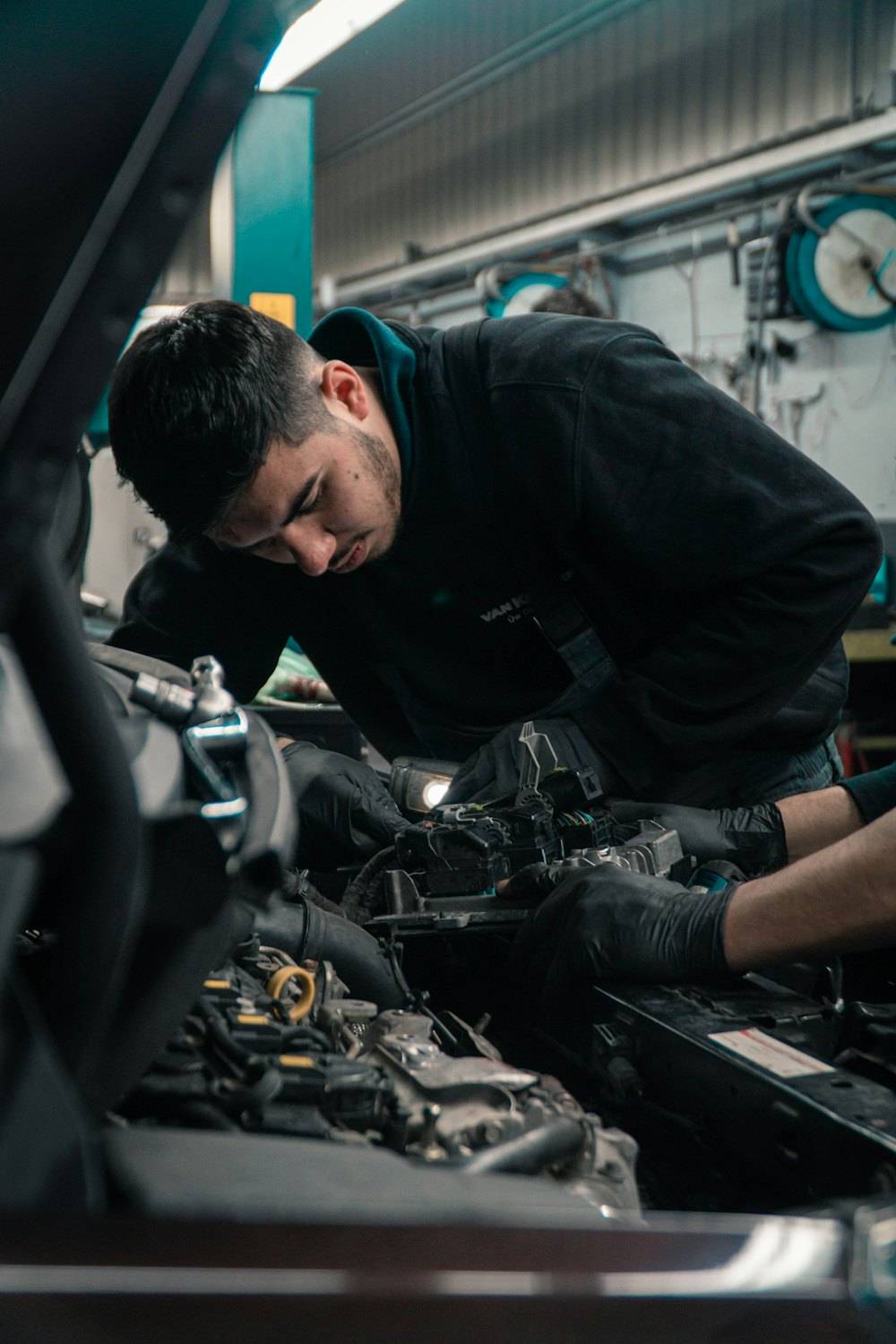 Motor bölmesinde çalışan usta