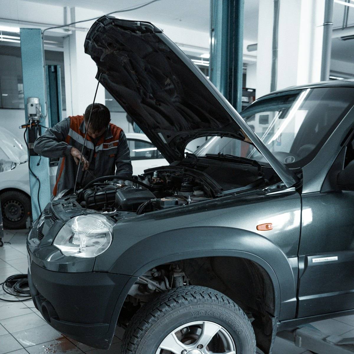Kaputu açık SUV üzerinde çalışan usta